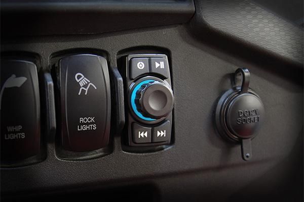 Load image into Gallery viewer, SSV Works Universal Rocker-Switch Audio-System 200-WP-MRB2R
