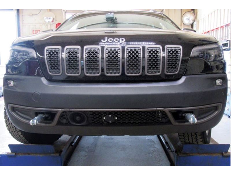 Load image into Gallery viewer, Blue Ox Avail Tow Bar (10,000 lbs. cap.) &amp; Baseplate Combo fits Select Jeep Cherokee Aluminum Bumper w/out Tow Hooks (Includes Adaptive Cruise Control, Shutters, &amp; Technology Package) (2-Speed Transfer Case)
